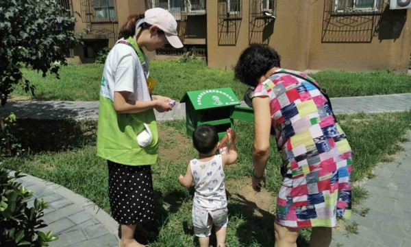 定南西里社区狗便箱“上岗”，助推社区文明养犬