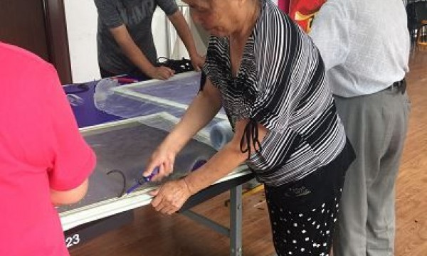 定西南里社区红锋便民服务队热心为居民换纱窗