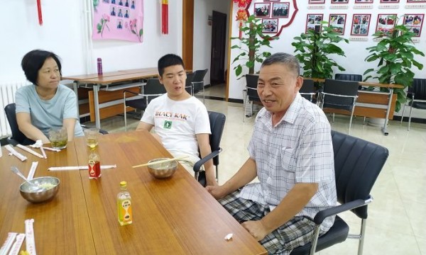 安贞温馨家园开展提升学员独立生活能力活动—爱“伴”凉面