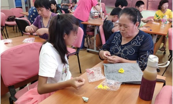 石头社区举办手工串珠桃心挂件活动