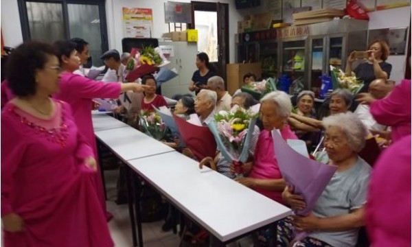 大栅栏西街社区举办“鲜花送老人”活动