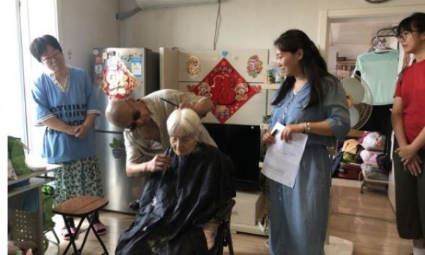 入户理发——安慧里北社区便民服务暖人心