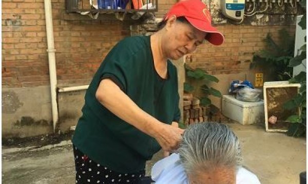 定西南里社区红锋便民服务队开展义务理发活动
