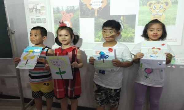 芍药居一社区手绘社区标语牌亲子活动顺利完成！