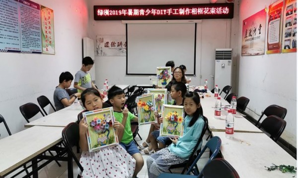 绿洲家园社区开展“相框花束”手工创意活动