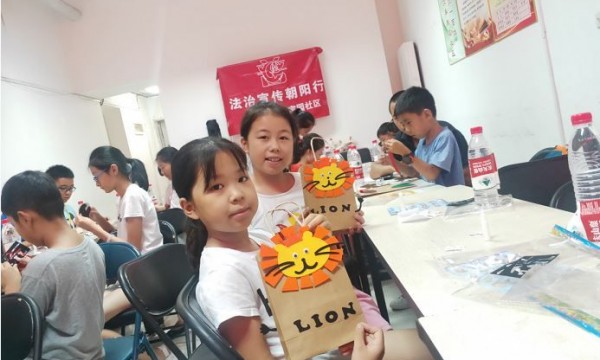 绿洲家园社区开展创意手工之时尚纸袋活动