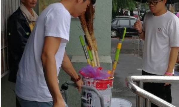 枣营社区四号楼继续开展美化楼道活动——清理小广告