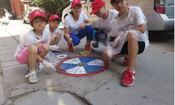 红霞路社区开展青少年美化井盖活动