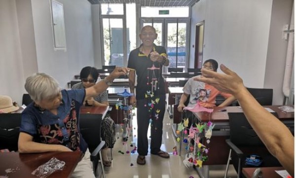 空港温馨家园开展手工制作风铃活动