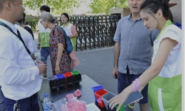 朝外街道动员平台开展垃圾分类公益行活动