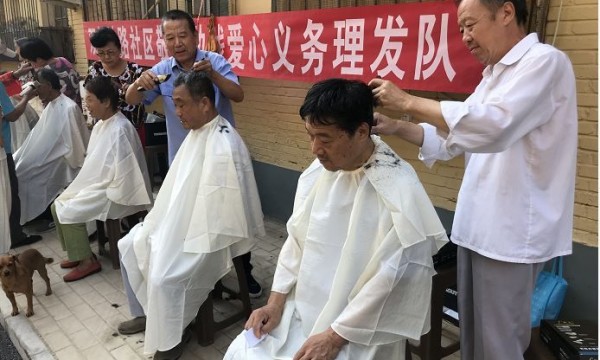 以服务换真情——双桥铁路社区敬老爱心服务队为居民义务理发