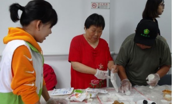 香山街道温馨家园开展生活技能培训——中秋月饼制作