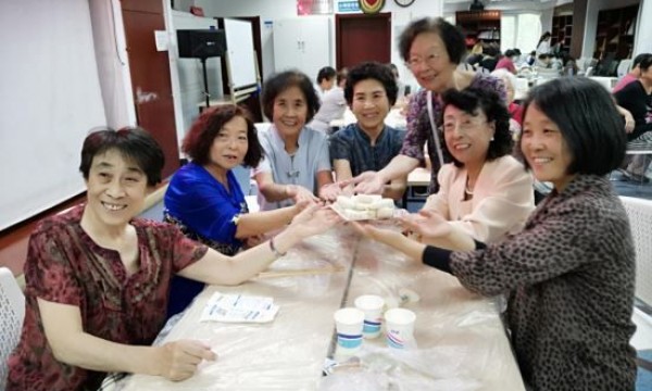 楼院一家亲——北沙滩社区开展中秋月饼DIY 活动