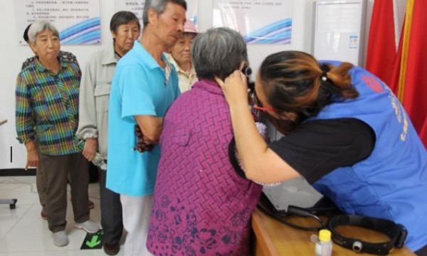 仁和镇河南村温馨家园举办“老年性耳聋”知识讲座