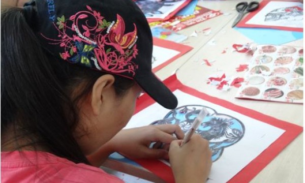 乐享传统艺术——香山街道温馨家园开展剪纸活动