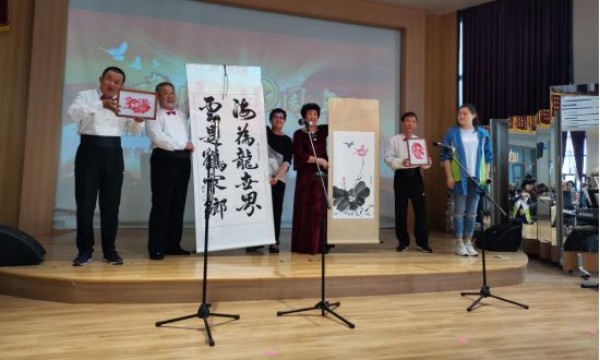 崔各庄地区温馨家园“迎重阳”去东方敬老院慰问演出