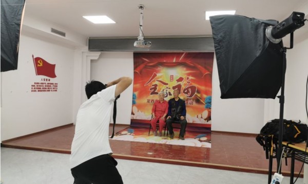 【重阳节】定西南里社区党委为老人们送上一张张全家福