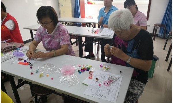 铃儿响叮当——空港温馨家园开展手工制作风铃活动