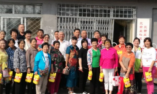 三间房地区三南里社区开展慰问老年志愿者活动