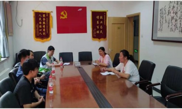 石佛营西里社区篮球队开展重阳节慰老活动