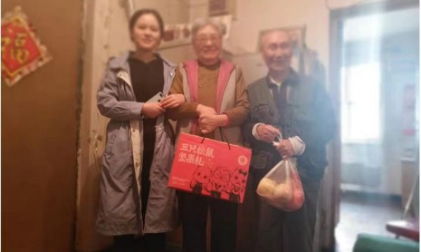 小关大爱之家开展老人户外减压活动