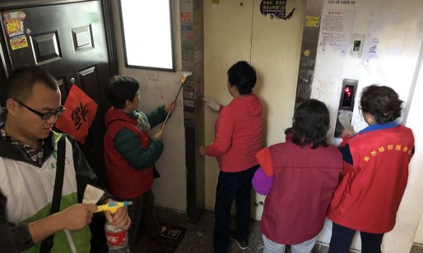 美然动力社区志愿者开展清除楼道小广告活动
