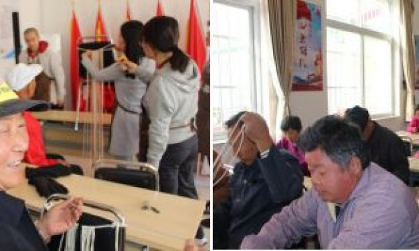 仁和镇河南村温馨家园开展麻线编织手提包活动