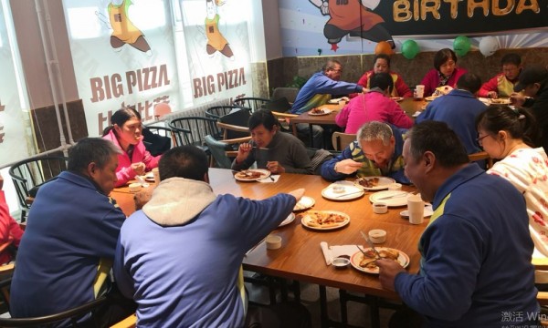 和平街残联开展“自主自助，快乐进餐”活动