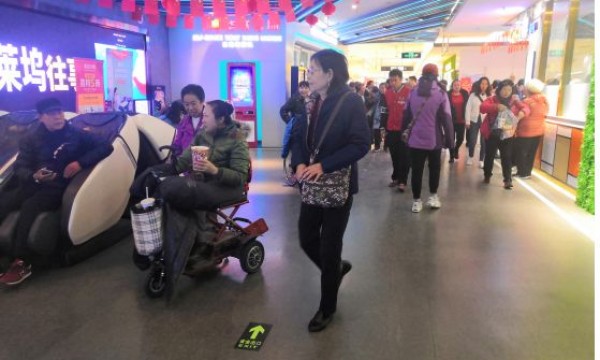 青龙桥街道残联组织残障人士观看《我和我的祖国》