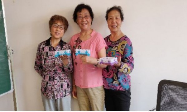 芍药居一社区开展串珠肥皂盒制作活动