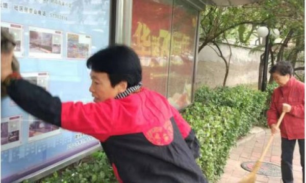 携手共建——霞光里56号院开展环境美化活动