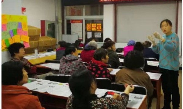 龙锦苑东三区社区开展“多肉盆栽养护”体验活动