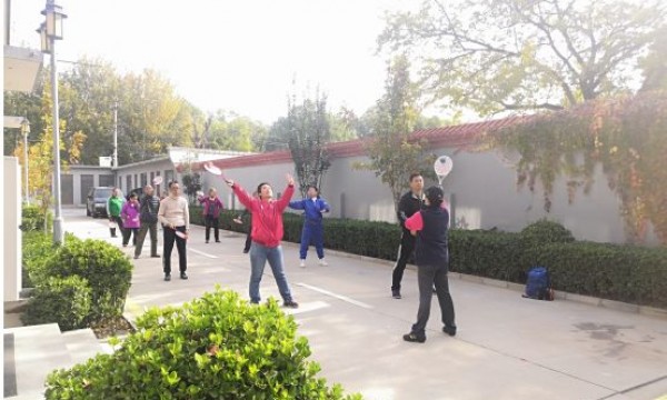 每日一练，快乐健身——青龙桥街道温馨家园开展柔力球培训活动