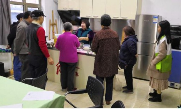 安贞街道“贞爱之家”开展烘焙系列小组活动——蛋糕制作