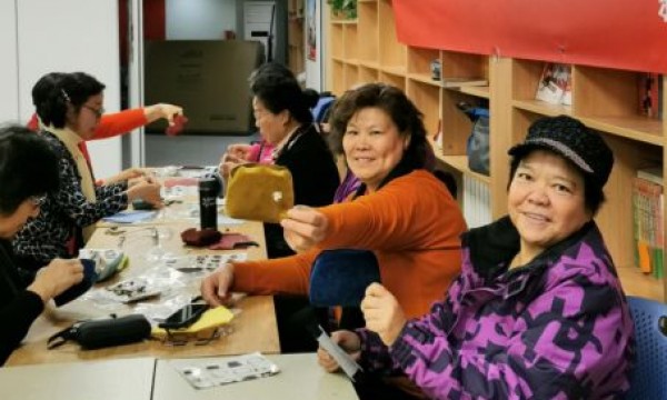 一针一线显才能——新源西里开展时尚手工零钱包制作活动