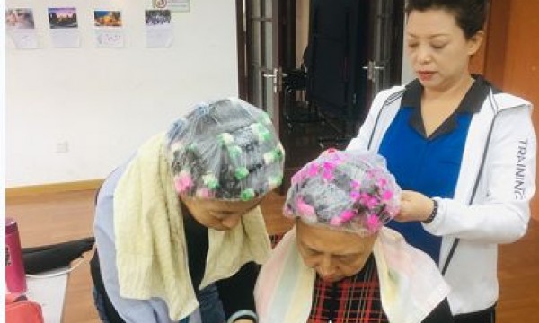 携手志愿，“益”起行动——美然动力瑞和小区开展义务烫发活动