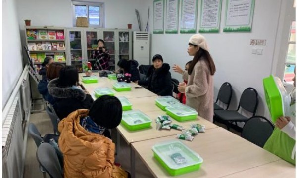 香山街道温馨家园举办有趣的芽苗菜种植小课堂