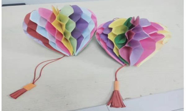 彩色灯笼扮社区，团结齐心迎新年——新源西里社区手工剪纸活动