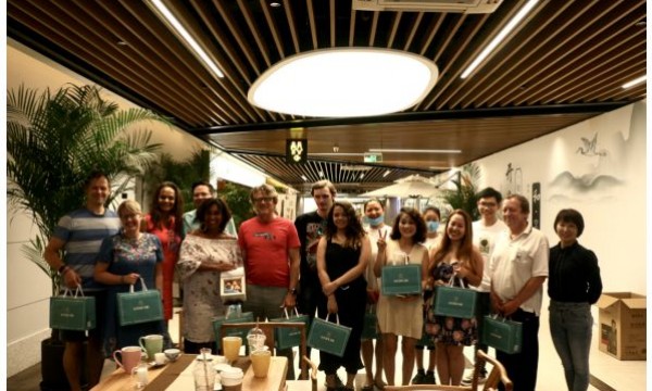 扬中国文化，促中外融合——新国展国际社区举办外语相声讲座