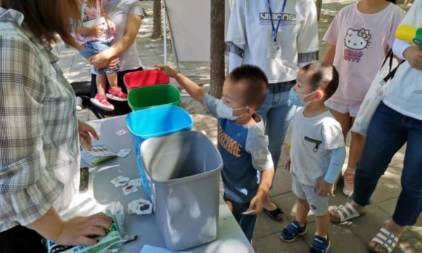 龙锦苑东三社区开展“党群同心共参与”垃圾分类宣传活动