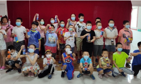 变废为宝之塑料瓶彩绘——三西里小区举办暑期青少年环保手工课堂