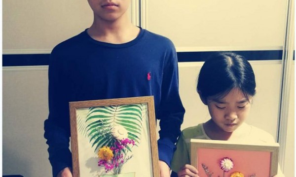 把花草装进相框，点缀童年时光——绿洲家园社区青少年暑期“植物相框画”作品展示