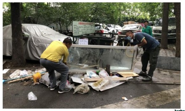 集众人之力，安慧里8号楼楼道堆物堆料如期清理！