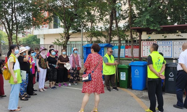 三西里小区志愿服务队参访垃圾分类示范点——华龙美树小区