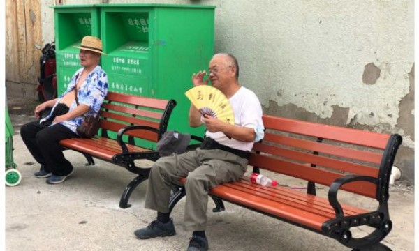 共商共议定方案，多方联动见实效——马南里社区3、4号楼也有居民休闲椅啦！