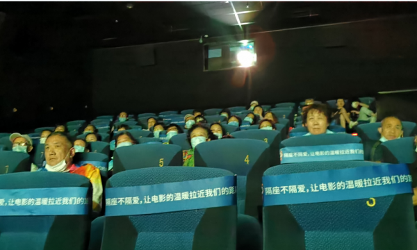 回顾历史，珍爱和平——双井街道残联“互鉴共进”自组织队伍开展观影《八佰》团建活动