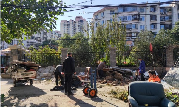 多方联动，急民所需——定西南里社区开展7号楼休闲广场整治活动