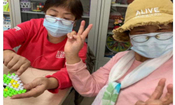 巧手做串珠，互助共进步——香山温馨家园开展串珠杯垫制作活动