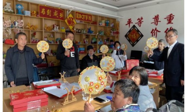 巧手慧心制团扇——旺泉街道温馨家园开展团扇制作活动
