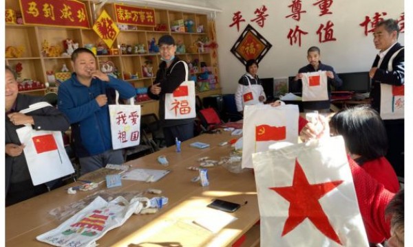 党在我心中——旺泉街道温馨家园开展手绘帆布包活动